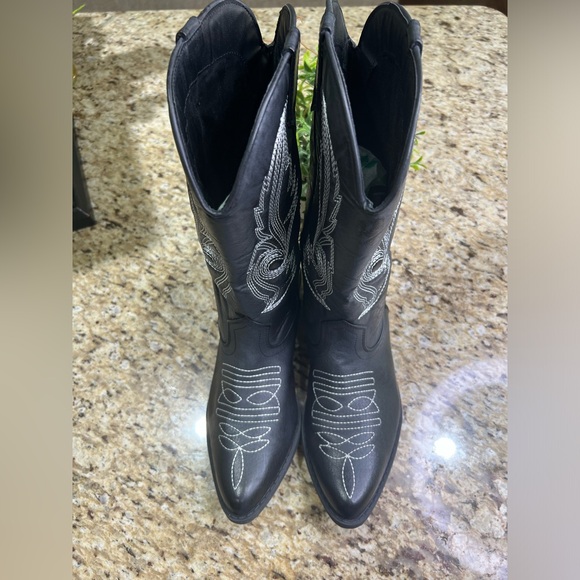 Coconuts byMatisse Gaucho Cowboy Cowgirl Black Embroidered Pointed Toe Boots 9.5 - Picture 3 of 11